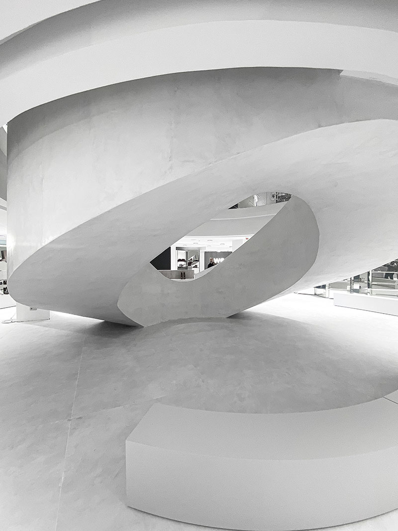 Wow Concept diseño espacial de Culdesac: una escalera central en forma de caracol con un gran lucernario
