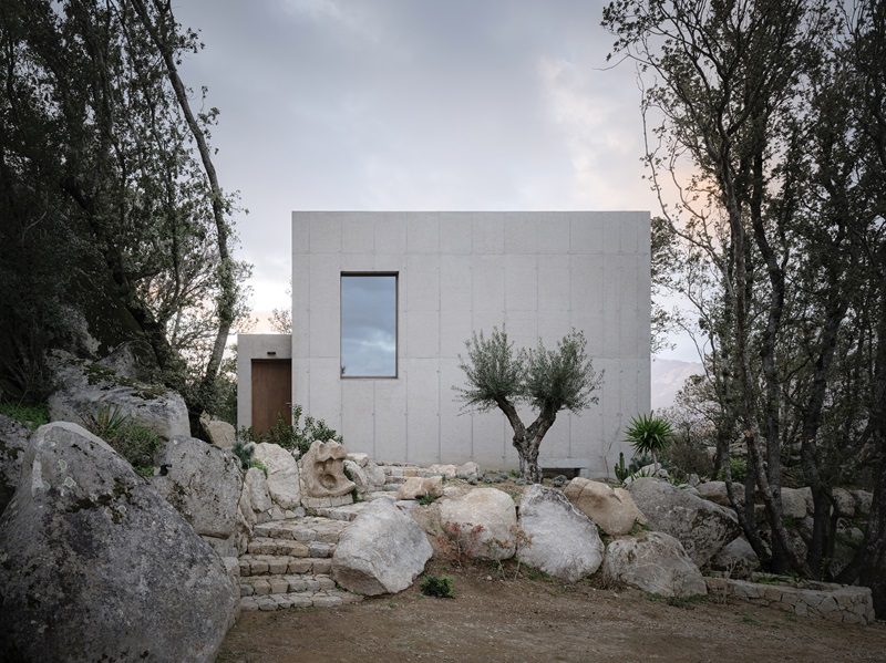 Orma Architettura proyecta Casa R en la isla de Córcega