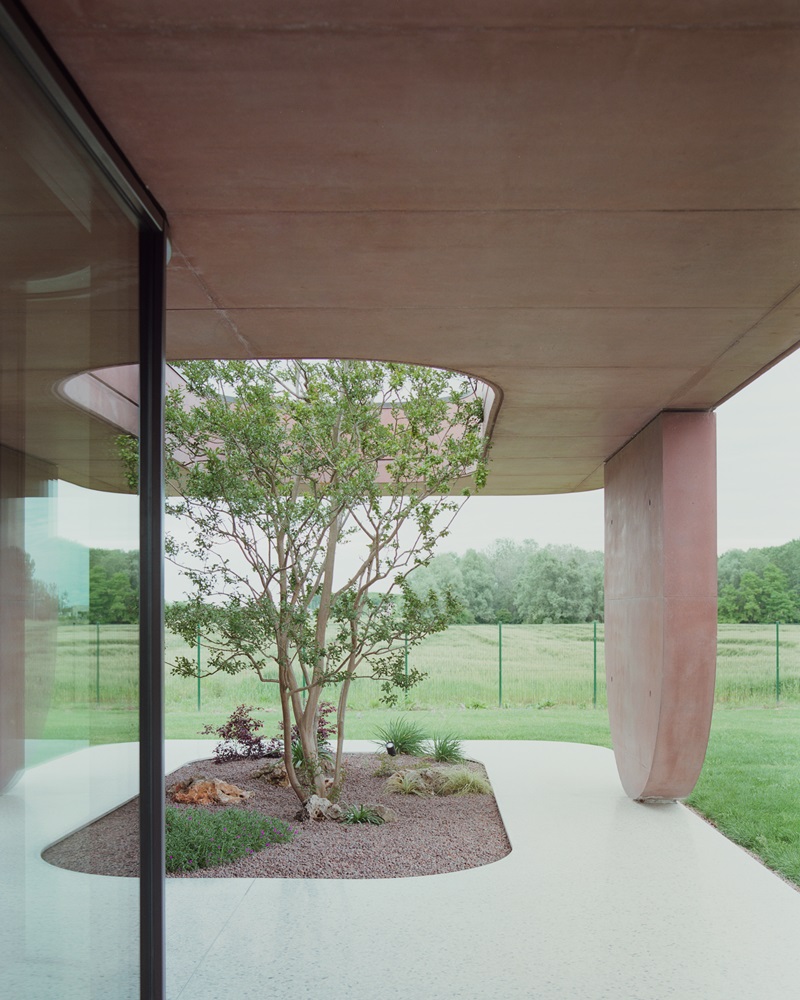 La casa rosa de hormigón de Mide Architetti en el Véneto