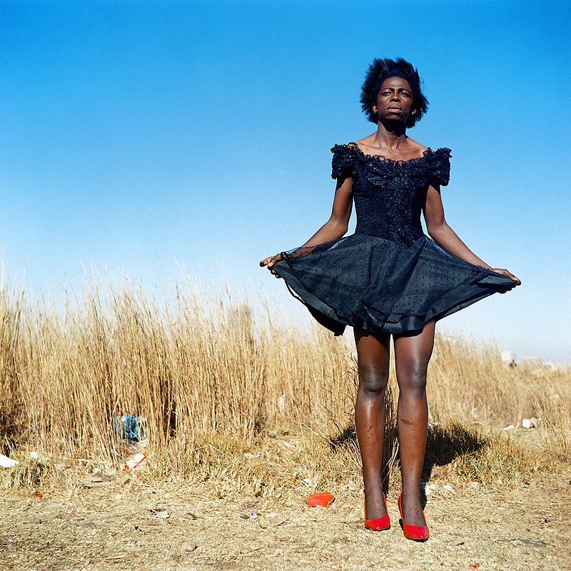 Zanele Muholi. Eye Me. Imagen de una mujer negra en un campo de cereales.