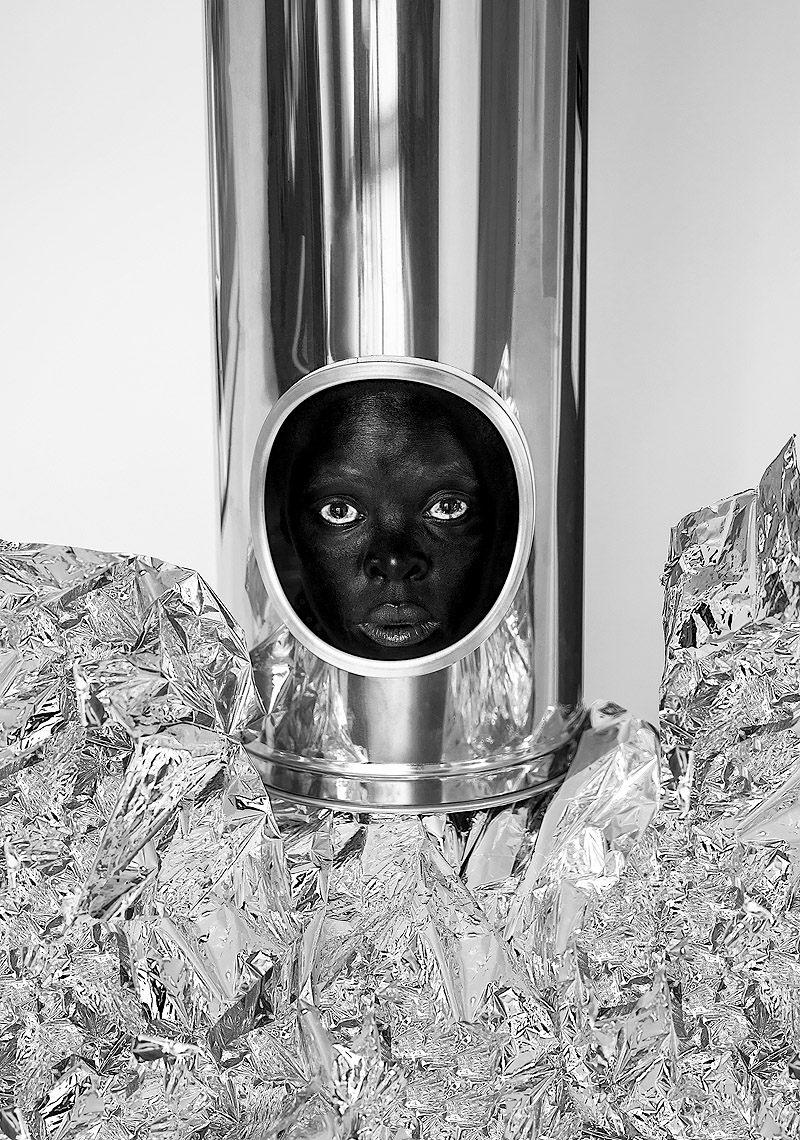 Zanele Muholi. Eye Me. Imagen de una mujer negra enfundada en un traje metálico.