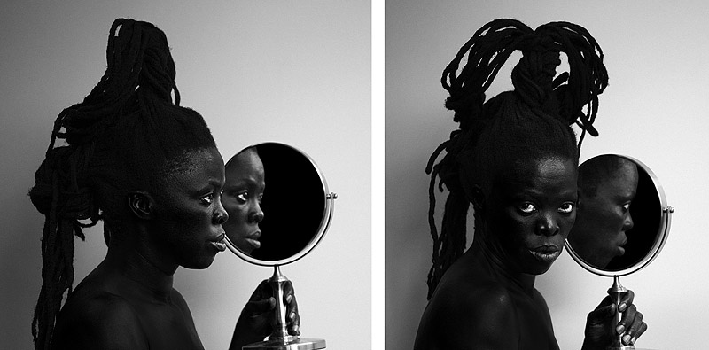 Zanele Muholi. Eye Me. Dos imágenes de una mujer negra mirándose en el espejo.