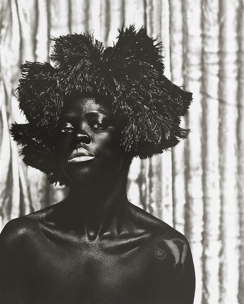 Zanele Muholi. Eye Me. Imagen de una mujer negra con una peluca negra.