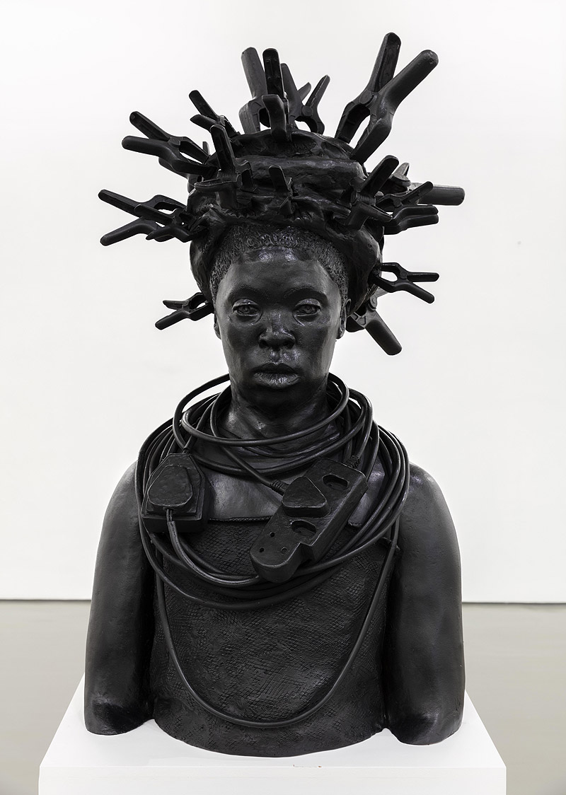 Zanele Muholi. Eye Me. Imagen de la escultura de una mujer negra.