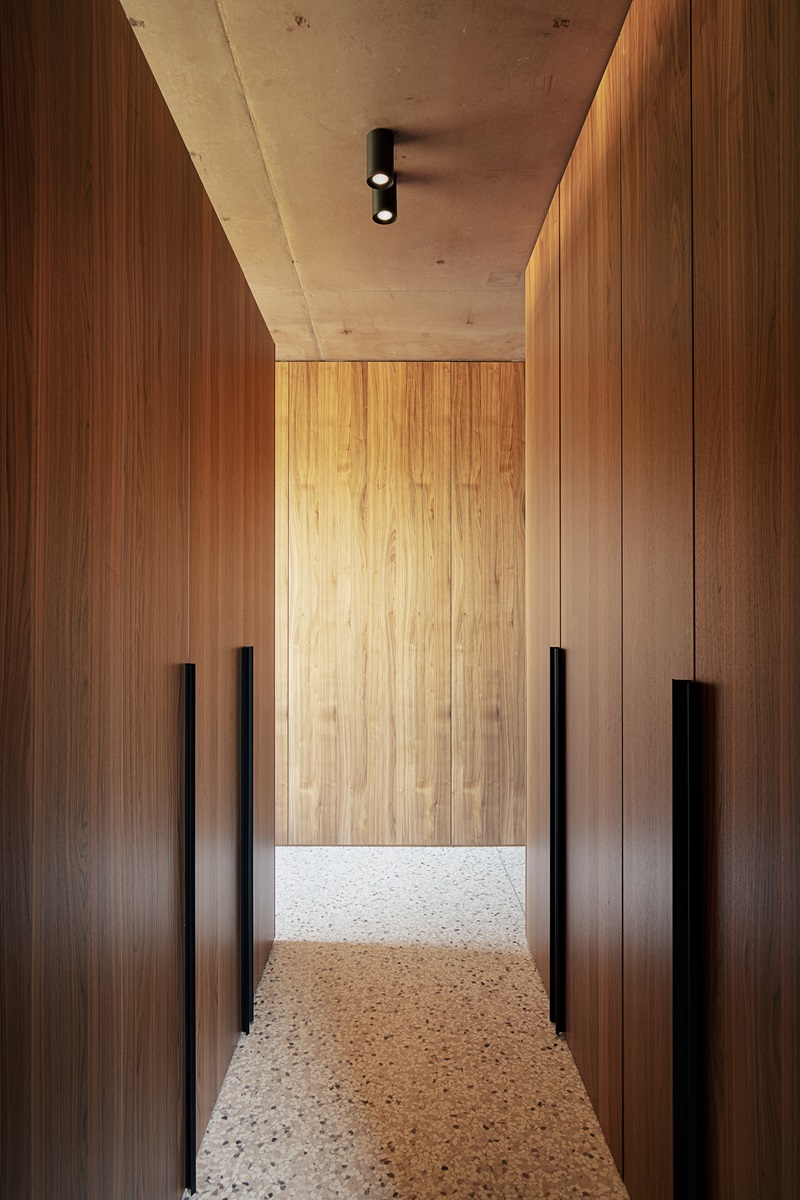 MIDE architetti - Casa con un gran pórtico: tabiques armarios de madera