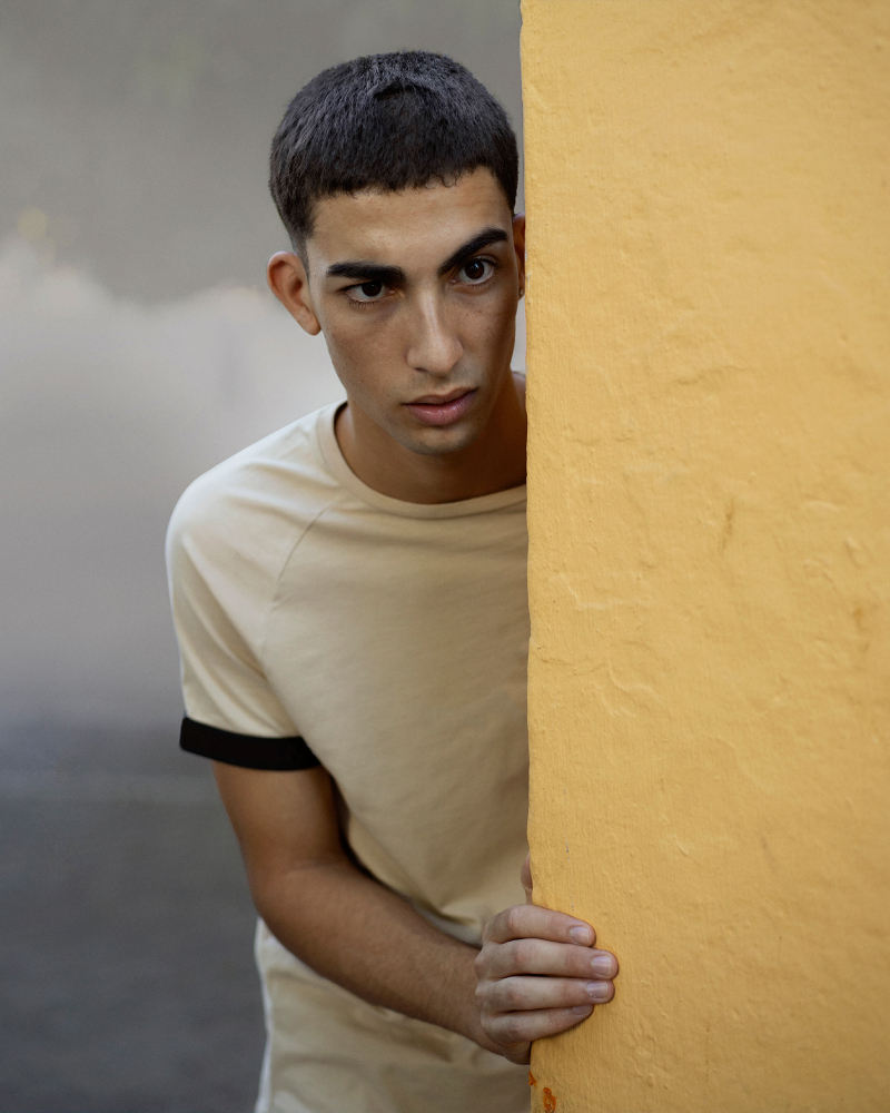 Dialect.Felipe Romero Beltrán. Imagen de un chicco asomando por una pared amarilla.