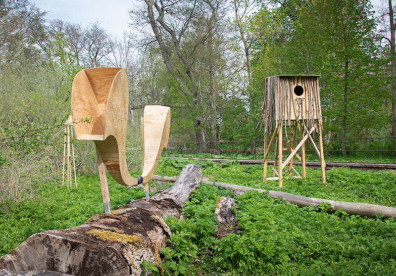 "Loving the Alien". Imagen de estructuras de madera en un entorno forestal.