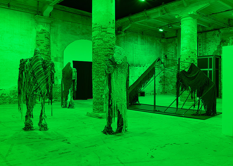 "Loving the Alien". Vista de la exposición con iluminación verde.