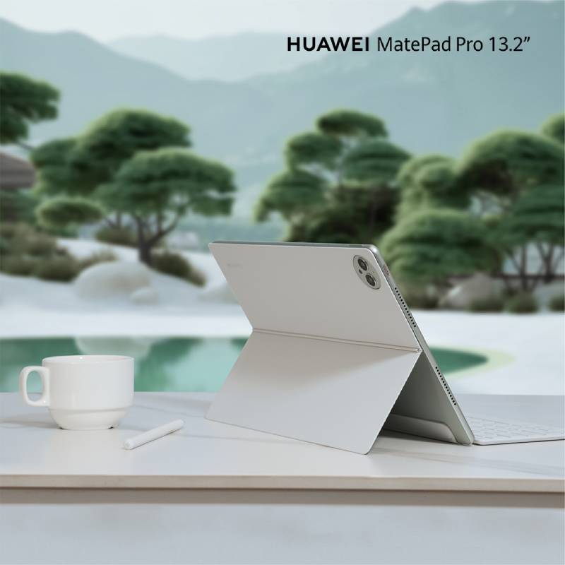 Huawei MatePad Pro: la tablet de Huawei por la parte trasera junto a un smartphone.