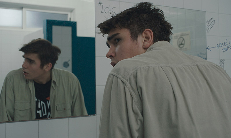 As Neves - fotograma de la película, se ve a un adolescente delante de un espejo