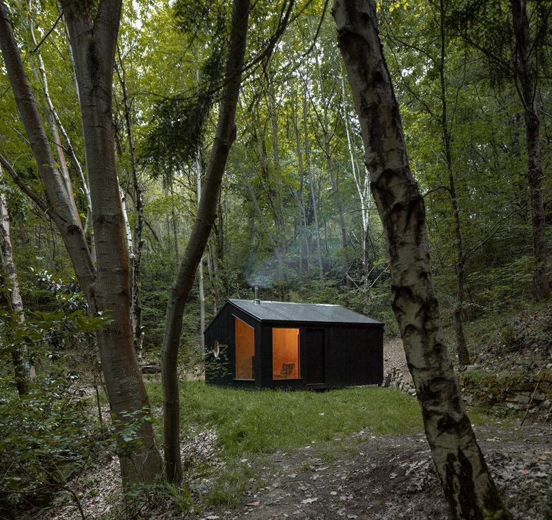 La mini cabaña de Babelstudio en los bosques de Guipúzcoa