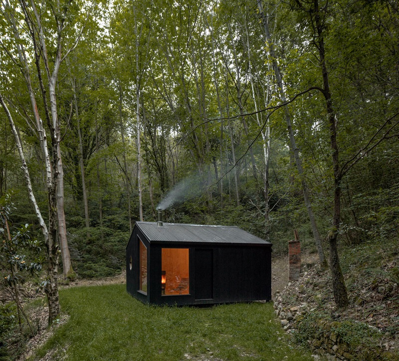 La mini cabaña de Babelstudio en los bosques de Guipúzcoa