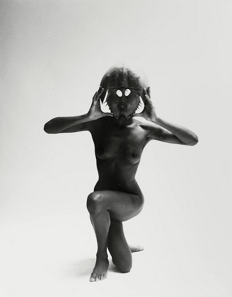 Fernand Fonssagrives - fotografía en blanco y negro de mujer desnuda con máscara