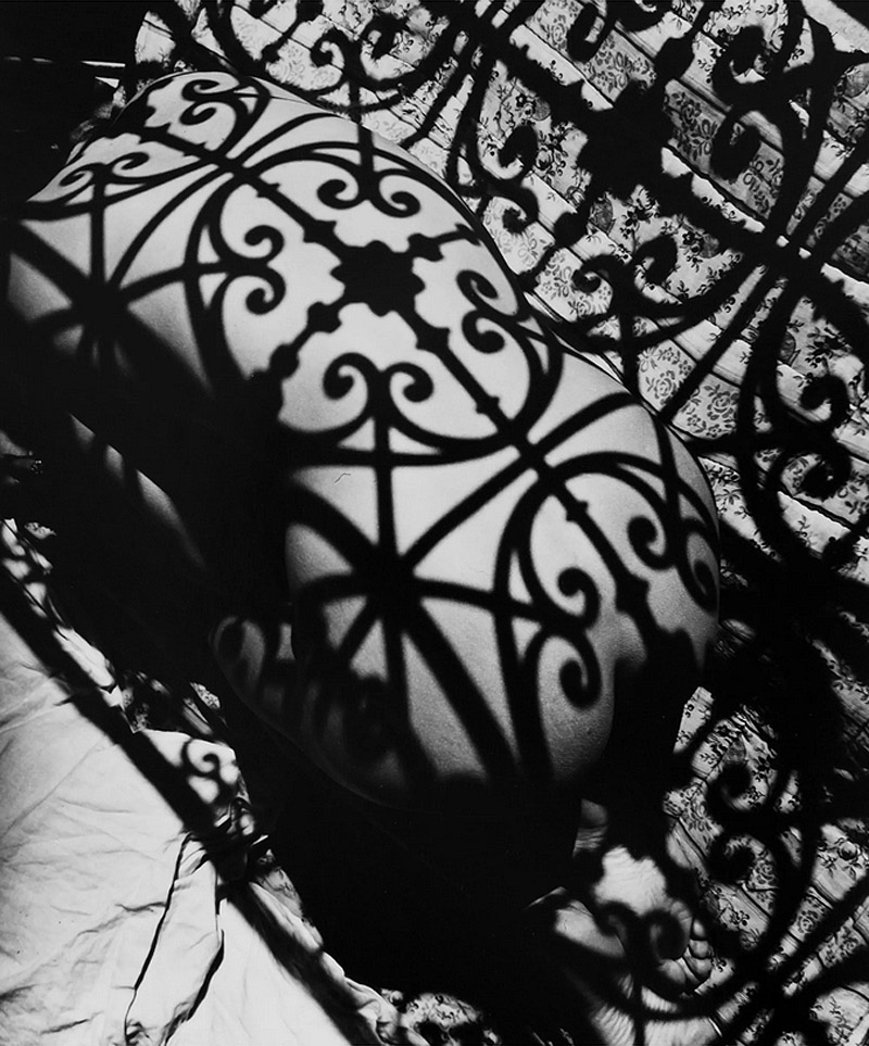 Fernand Fonssagrives - fotografía en blanco y negro con trama de sombras sobre su cuerpo desnudo