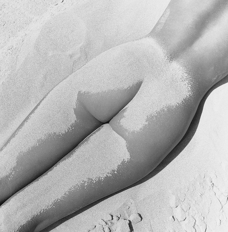 Fernand Fonssagrives - fotografía en blanco y negro de mujer desnuda boca abalo en una playa