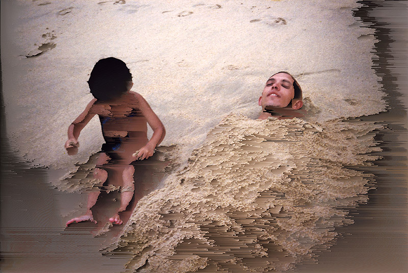 Foam Talent. Imagen de un niño y un adulto enterrado en la arena de una playa.