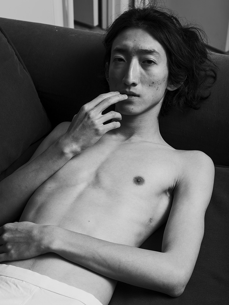 Foam Talent. Imagen de hombre de rasgos asiáticos desnudo de torso.
