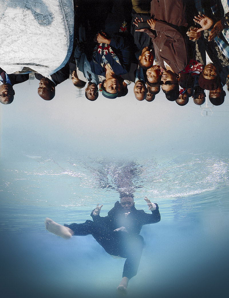 Foam Talent. Imagen de una persona sumergida en el agua y una multitud sobre ella boca abajo.