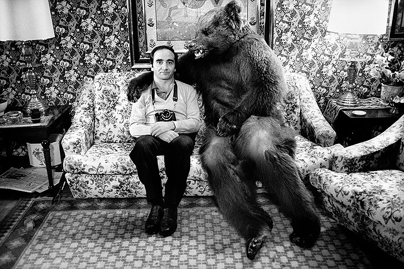 Jordi Socías. Al final de la escapada - Autorretrato con un oso sentados en un tresillo