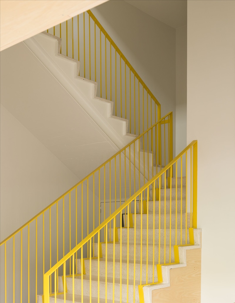 Kanpo arquitectos - Oficinas Midegasa - escaleras amarillas