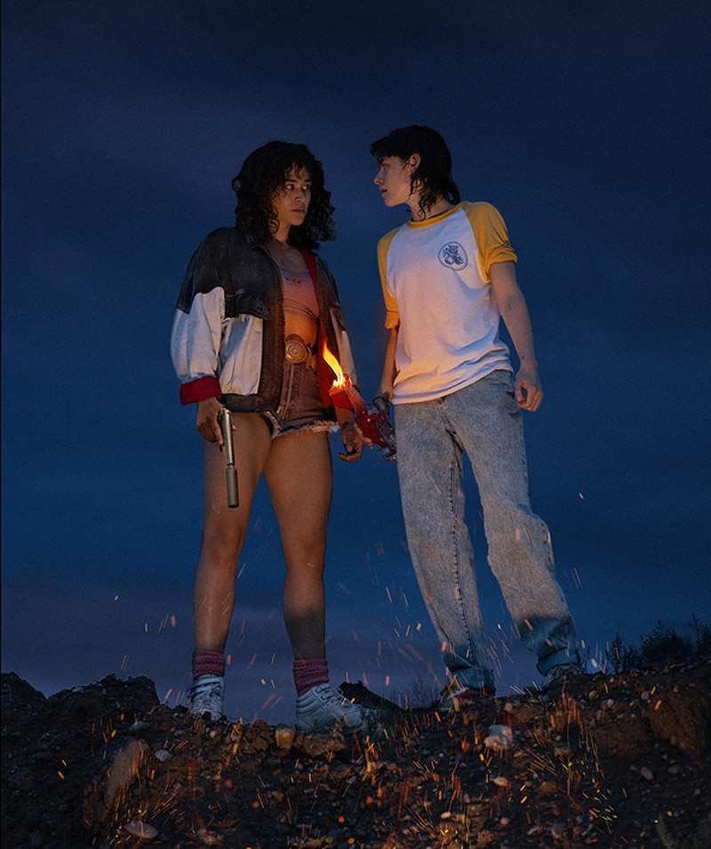 LOVE LIES BLEEDING - fotograma de la película, se ve a 2 chicas mirándose por la noche