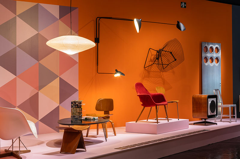 Sillas-iconos-historia-diseno-moderno: montaje naranja y sillas de colores