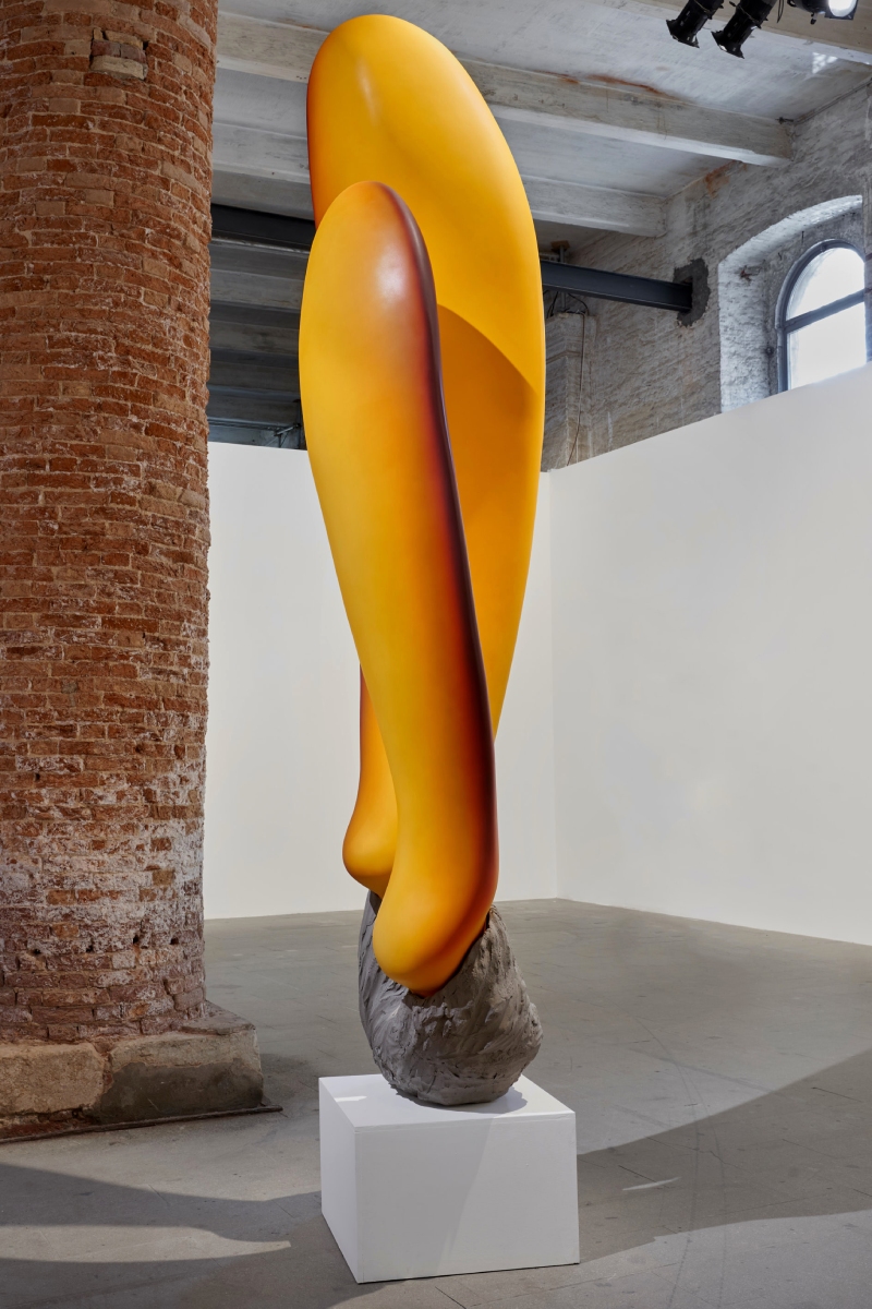 Exposición Teresa Solar. Instalación con escultura de gran formato en vertical de color amarillo.