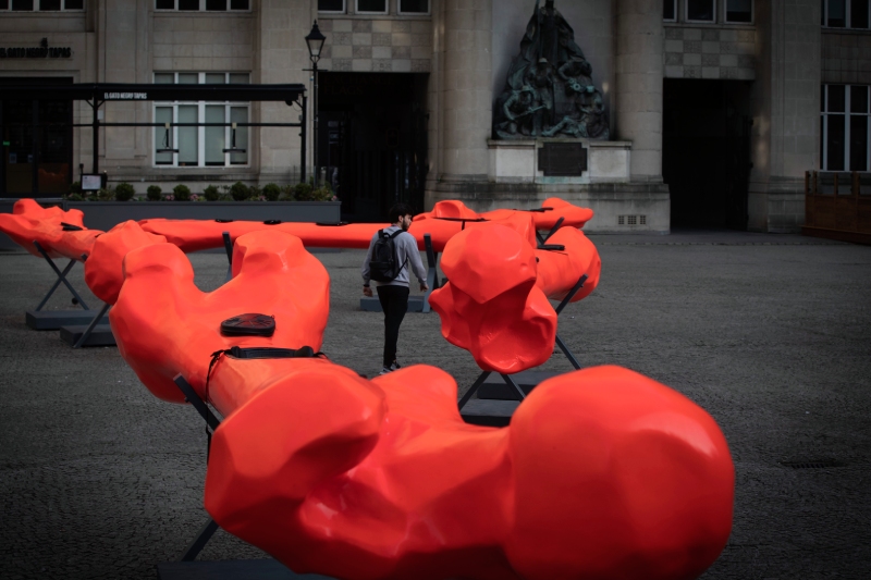 Exposición Teresa Solar. Instalación con escultura de gran formato de color naranja intenso.