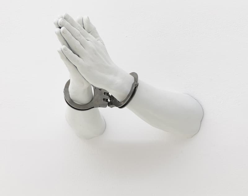 arte y activismo en ADN Galeria, escultura de manos con esposas
