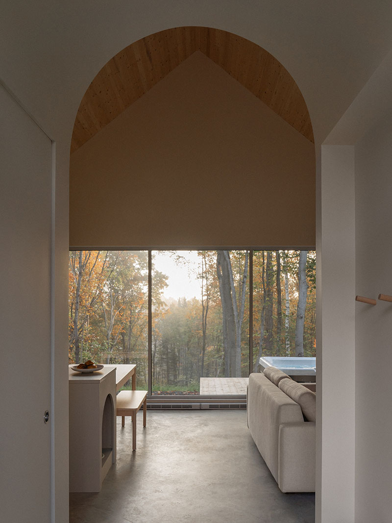 Cabaña Kanata del estudio de arquitectura Atelier L’Abri: puerta con el dintel arqueado
