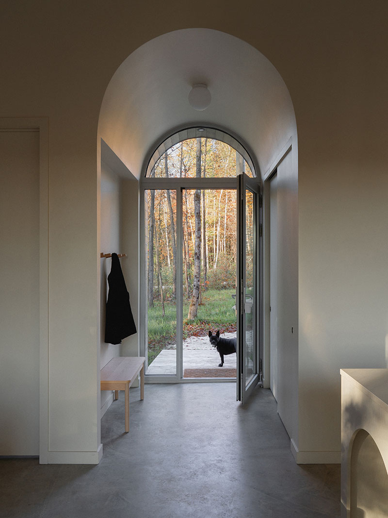 Cabaña Kanata del estudio de arquitectura Atelier L’Abri: la puerta de entrada a la casa con el dintel arqueado
