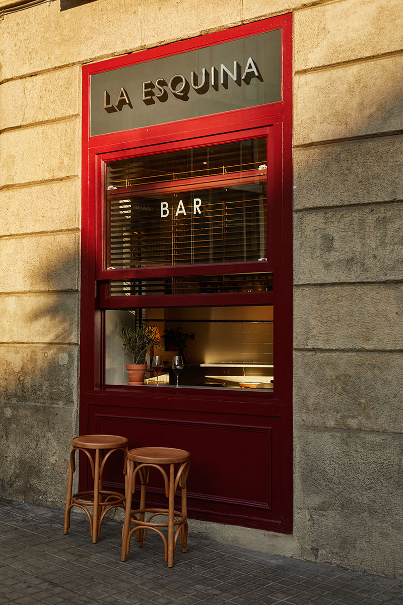 Bárbara Aurell. Barcelona: fachada exterior con ventana del bar