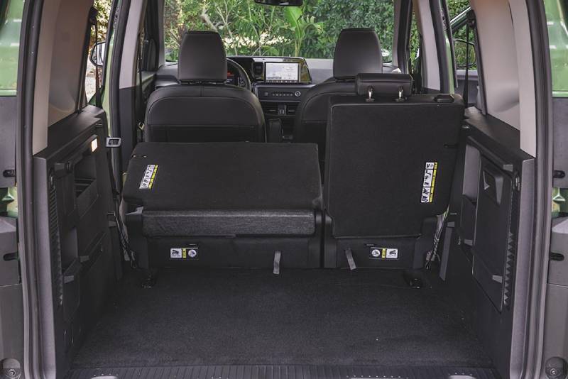 Ford Tourneo Coursier: el interior del maletero con los asientos plegados.