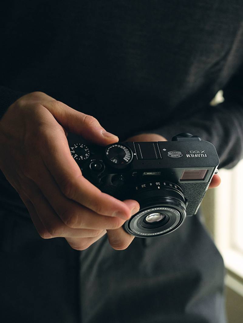 Fujifilm X100VI: fotografía que muestra a un hombre manejando la nueva cámara.