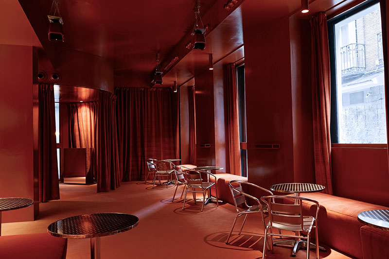 Gilda Haus Bar: una zona del local, interior con grandes ventanales y moqueta naranja