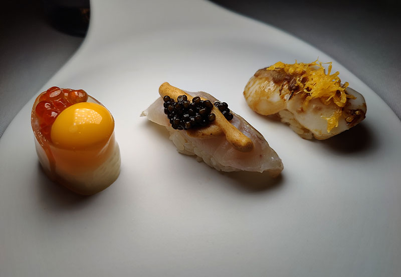 Johnnie Walker Blue Label Elusive Umami: tres Niguiris con caviar