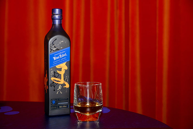 Johnnie Walker Blue Label Elusive Umami: la botella y un par de vasos