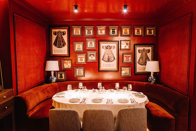 Maison Macao: elegante rincón del restaurante de Andrés Madrigal. Predominan los tonos rojos y la cuz cálida