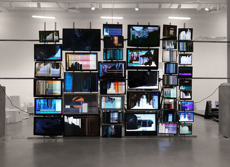 Master Algorithmic Networked Photography Elisava: una instalación con monitores de televisión con imágenes