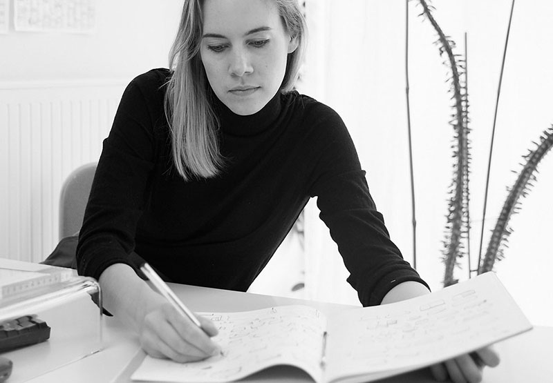 Meike Harde Knit Vibia: la diseñadora en un retrato en blanco y negro