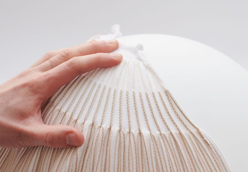 Meike Harde Knit Vibia: una mano toca la textura de la lámpara