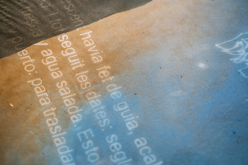 Premios Cerveza Alhambra. Imagen de una tela azul que parece agua con texto.