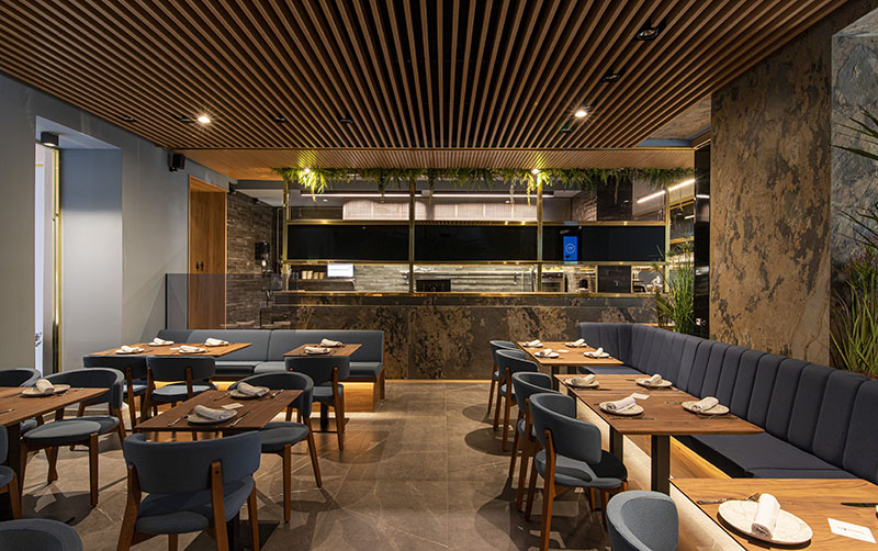 Restaurante Barra Alta: interior del restaurante con cocina al fondo