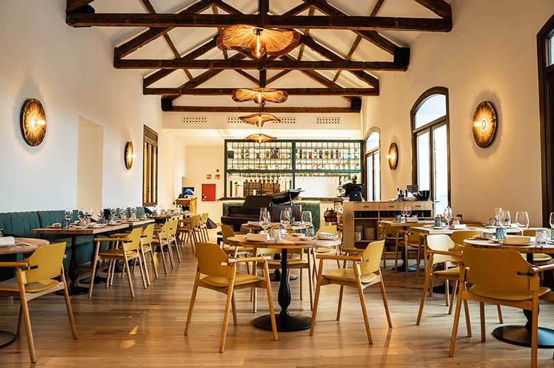 Restaurante Moscatel en El Pardo: salón principal con gran barra al fondo