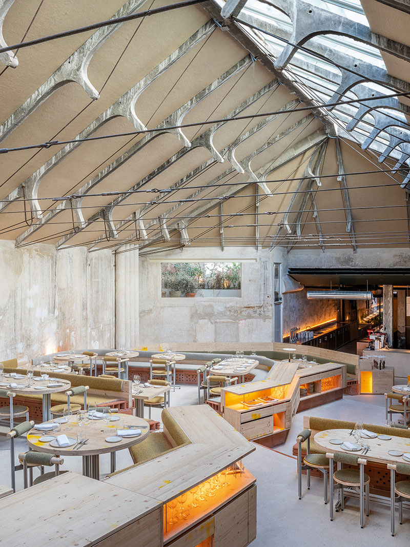 Restaurante Tramo interiorismo: vista general del espacio con una cubierta años 50