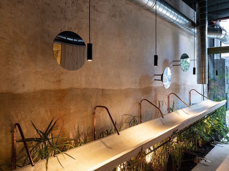 Restaurante Tramo interiorismo: vista de los lavabos del cuarto de baño