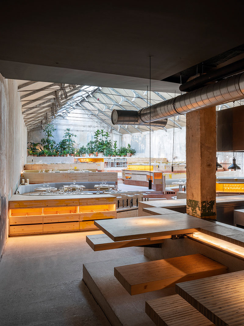 Restaurante Tramo interiorismo: vista general del espacio con una cubierta años 50
