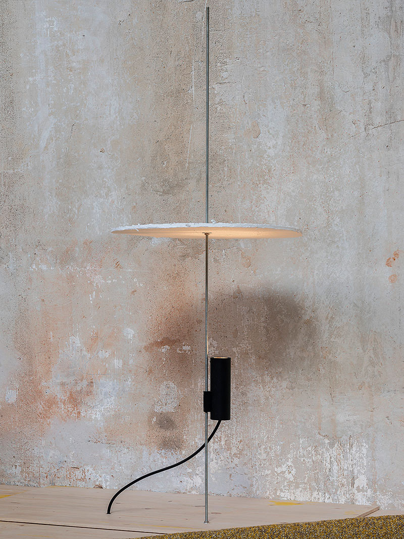 Restaurante Tramo interiorismo: una lámpara diseñada por Andreu Carulla