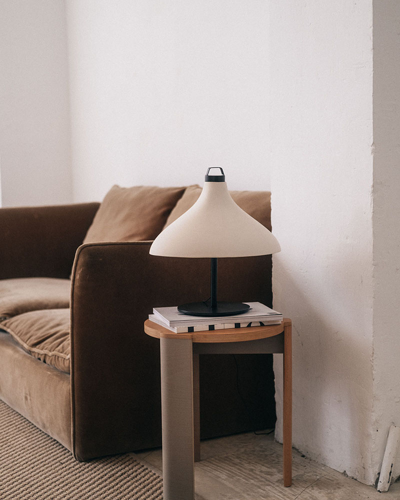 Suru, la nueva marca de mobiliario desde Barcelona: una lámpara de terracota de mesa