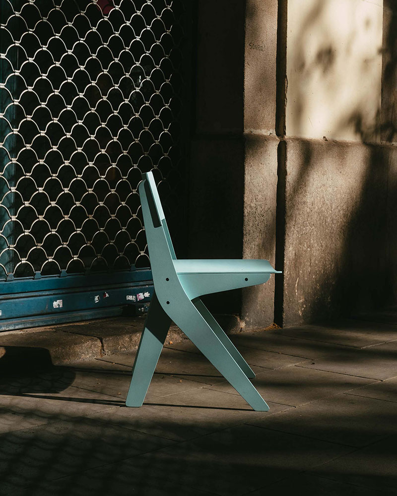 Suru, la nueva marca de mobiliario desde Barcelona: un modelo de silla en color azul